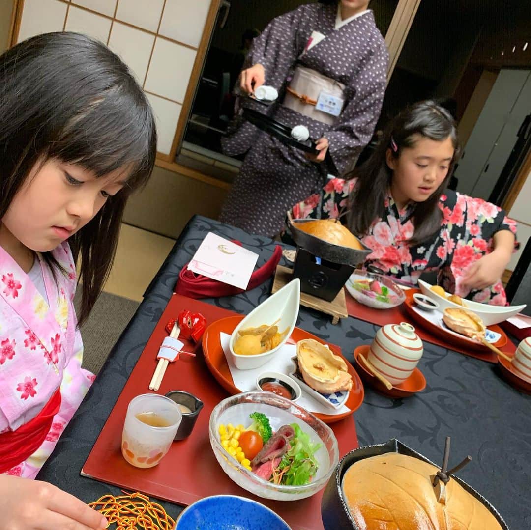 酒井高徳さんのインスタグラム写真 - (酒井高徳Instagram)「この三連休に家族で石川県の加賀屋に行ってきました！ 部屋から見える景色はもちろんおもてなし、食事、温泉とさすが日本一と言わざるを得ない素晴らしい3日間を過ごせました！ 2泊3日でしたが本当に家に居るような暖かい旅行になりました😚 また絶対行きます☺️ #加賀屋 #温泉 #日本一 #おもてなし #日本一の旅館に #日本一になって泊まる #こんな縁起の良い事ない #でも天気だけは良くなかった #天気だけは縁起良くなかった #カニ #蟹になるくらい食べた #カニ歩きなるかも #左サイドカニ歩き #サイドだけに #お後がヒュイゴー  Wir waren 3 Tagen nach Ishikawa und haben Onsen genossen. Es hat uns sehr gut gefallen ☺️ das Essen war so lecker 😋 hier kann ich euch wirklich empfehlen wenn euch mal nach Japan kommen sollte ☺️👌 #ishikawa #kagaya #onsen #entspann #essen #höflich #japan #reise」1月13日 20時35分 - sakai_go1123