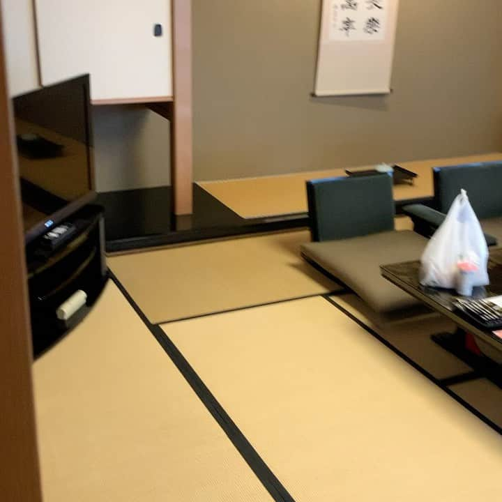 酒井高徳のインスタグラム：「この三連休に家族で石川県の加賀屋に行ってきました！ 部屋から見える景色はもちろんおもてなし、食事、温泉とさすが日本一と言わざるを得ない素晴らしい3日間を過ごせました！ 2泊3日でしたが本当に家に居るような暖かい旅行になりました😚 また絶対行きます☺️ #加賀屋 #温泉 #日本一 #おもてなし #日本一の旅館に #日本一になって泊まる #こんな縁起の良い事ない #でも天気だけは良くなかった #天気だけは縁起良くなかった #カニ #蟹になるくらい食べた #カニ歩きなるかも #左サイドカニ歩き #サイドだけに #お後がヒュイゴー  Wir waren 3 Tagen nach Ishikawa und haben Onsen genossen. Es hat uns sehr gut gefallen ☺️ das Essen war so lecker 😋 hier kann ich euch wirklich empfehlen wenn euch mal nach Japan kommen sollte ☺️👌 #ishikawa #kagaya #onsen #entspann #essen #höflich #japan #reise」