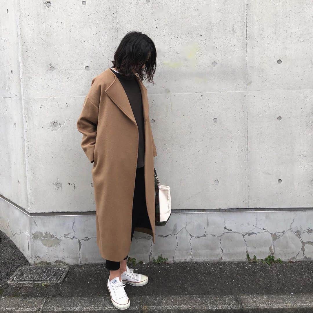 Mameのインスタグラム：「😊😊 コート… #apstudio  ニット… #deuxiemeclasse  パンツ… #hyke  スニーカー… #converse  バッグ… #llbean」
