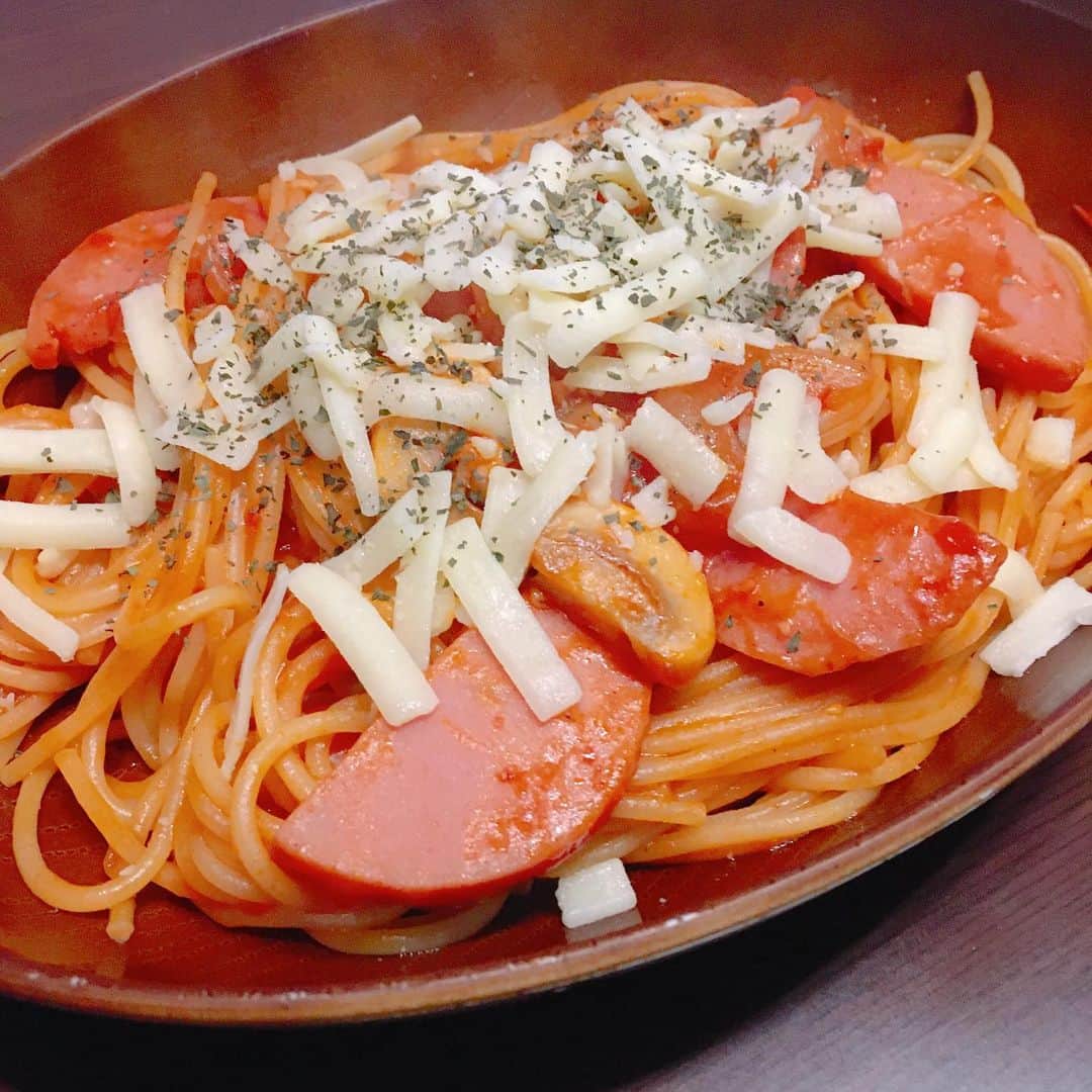 山西章博のインスタグラム：「今日のご飯。冷蔵庫の物でガーリックトマトパスタなのさ！ #ガーリックトマトパスタ  #タマネギ #マッシュルーム #ボロニア風ソーセージ  #最近ボロニア風ソーセージ好き #いいおつまみになる #初心者主夫」