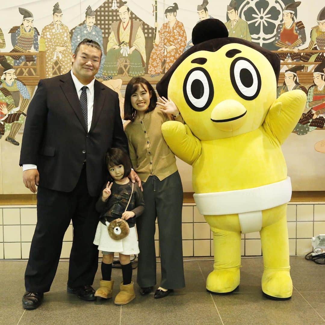 日本相撲協会さんのインスタグラム写真 - (日本相撲協会Instagram)「親方撮影会、楯山親方（元幕内　誉富士）&ひよの山🐥 「親方と記念撮影付き4人マスC席」の撮影会です。  @sumokyokai #大相撲 #sumo #相撲  #初場所 #力士 #お相撲さん #国技館 #ひよの山」1月13日 20時50分 - sumokyokai