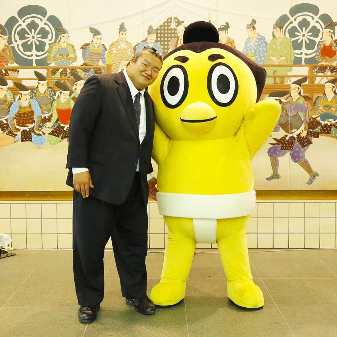 日本相撲協会さんのインスタグラム写真 - (日本相撲協会Instagram)「親方撮影会、楯山親方（元幕内　誉富士）&ひよの山🐥 「親方と記念撮影付き4人マスC席」の撮影会です。  @sumokyokai #大相撲 #sumo #相撲  #初場所 #力士 #お相撲さん #国技館 #ひよの山」1月13日 20時50分 - sumokyokai