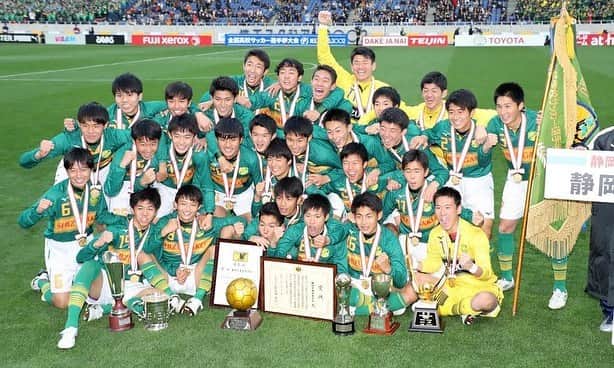 吉田豊のインスタグラム：「静岡学園サッカー部の皆さん、優勝おめでとうございます㊗️ 痺れた！感動しました！！ありがとう！誇らしい後輩です！！ ちなみに2枚目の写真は僕の高校時代…😂 #静岡学園 #静学サッカー」