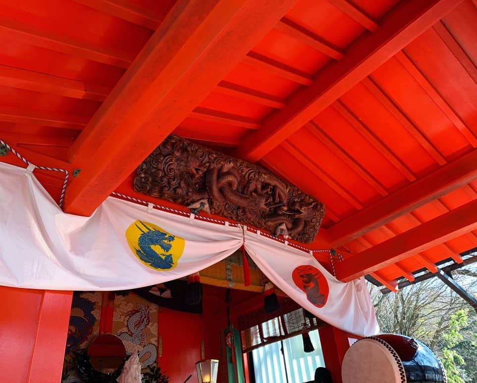 早坂香須子さんのインスタグラム写真 - (早坂香須子Instagram)「箱根本箱の後は、 毎年お詣りしている 九頭竜神社と 箱根神社へ。  偶然、九頭竜神社は新年の例大祭で、キラキラした上に登るような🐉フレッシュなエネルギーを頂きました✨有難うございます🙏⛩❤️❤️❤️ やっと2020明けた感じがする！ #箱根 #箱根神社 #九頭竜神社」1月13日 20時43分 - kazukovalentine