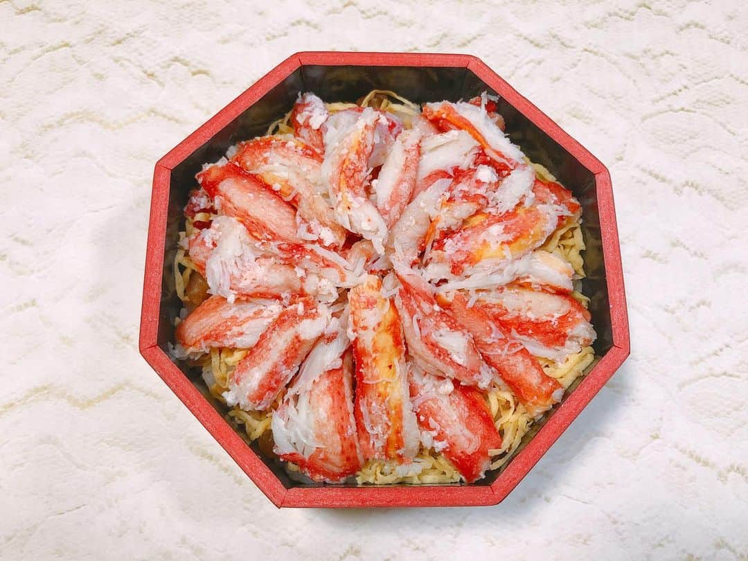 岩立沙穂さんのインスタグラム写真 - (岩立沙穂Instagram)「🦀 . 久々に駅弁の写真を❤︎ 酢飯の上にずわい蟹の爪の部分が 贅沢に盛り付けられた #ずわい華御膳 🌼 いくらと錦糸卵が隠れてます😎 . 京王百貨店の駅弁大会で買いました! 駅弁のレポは最近アメブロに書いてます。 今もまた書いてるんだけど、 昨日から文章が全然進まなーい🤯 (ストーリーで宣言したのに。笑) . This is "Ekiben"🍱 There are many crab claws  on top of the vinegary rice🤤 I ate so happy💓 . . #駅弁 #ずわい蟹 #蟹 #京王駅弁大会2020  #bento #ekiben #yummy  #さっほーの駅弁備忘録」1月13日 20時44分 - saho_iwatate104