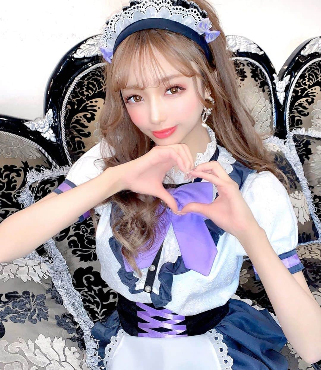 あやちゃんさんのインスタグラム写真 - (あやちゃんInstagram)「いらっしゃいませご主人様💜🖤 新しくopenするメイド喫茶ミミカフェのモデルさせて貰いました🌙 むらさきのメイド服が可愛すぎた🥰 @mimi_cafebar 是非行ってみてね✨✨ もしゲストで出勤したら会いに来てくれる？🍒🤣 #メイド服 #メイドカフェ #メイド喫茶 #メイドコスプレ #池袋カフェ #池袋メイドカフェ #池袋」1月13日 20時45分 - aya.you.love.r