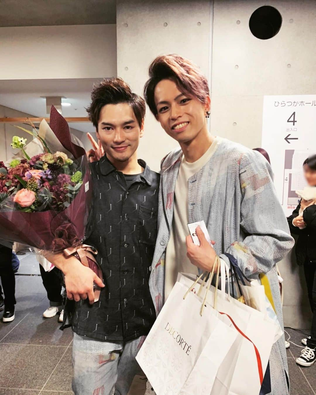 落合将人さんのインスタグラム写真 - (落合将人Instagram)「たくさんのお花や💐差し入れの数々ありがとうございました！ まさかこんなに大きな花をいただけるとは、、、感謝です！  そしてプロのフォトグラファー @kaneshin89 くんと久しぶりの再会。今度撮影していただく話もあるとか！？いいんでしょうか？💦 そして王子はいつでも王子でした🤴 @u3_5ignal  @aratamari_dance2019  #aratamari」1月13日 20時49分 - masato_ochiai