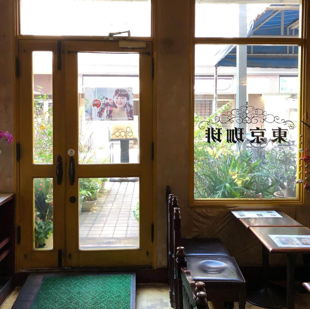 能町みね子さんのインスタグラム写真 - (能町みね子Instagram)「#喫茶メモ 座間大坂台(相武台前駅前) 東京珈琲/ ミルクセーキなし/ 店名からしてチェーン店みたいなところかなと思って行ってみて、びっくりした。黄色を基調とした、お店へのアプローチが植物だらけのめちゃくちゃ良いお店でした。42年も営業されているそうです。ナポリタンとてもおいしいです。ナポリタンにサラダはついてこなくて、おひたしがついてきます」1月13日 20時54分 - nmcmnc