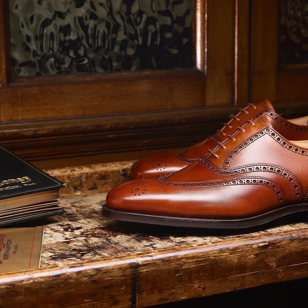 のインスタグラム：「Last 379 – Ongoing last development saw AW19 introduce our new last, 379. Giving last 236 a makeover, bringing it in line with today’s modern standards. . Westgate 2 | Tan Burnished Calf | City Sole . #crockettandjones #madetobeworn #last379」