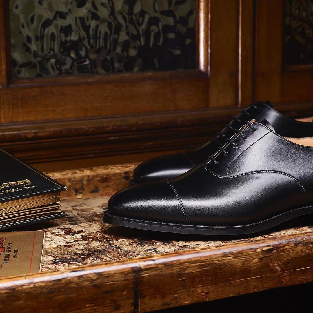 のインスタグラム：「Last 379 – Ongoing last development saw AW19 introduce our new last, 379. Giving last 236 a makeover, bringing it in line with today’s modern standards. . Connaught 2 | Black Calf | City Sole . #crockettandjones #madetobeworn #last379」