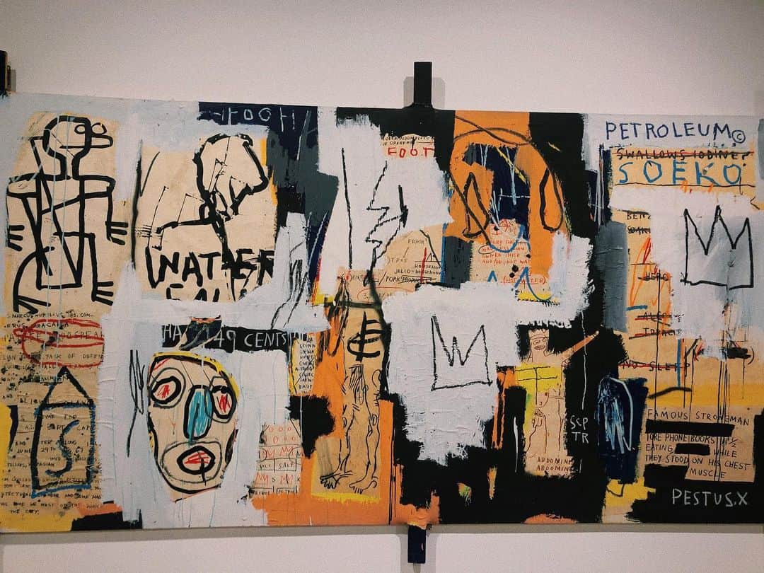 古幡亮（WATWING）のインスタグラム：「この前行ったバスキア展 アートって難しい...🧐 でもバスキアのアートはすごい引き込まれるものがあった 俺的に好きだった絵 カラーリングが優しいけど、どことなくスラムを彷彿とさせてて、人生の希望と複雑さが両方表現されてる気がした！ #バスキア展」