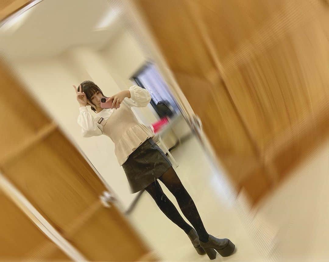 松本愛花さんのインスタグラム写真 - (松本愛花Instagram)「🎩 本日の私服💍 上は #INGNI とっても安くて可愛い🥺実はこれはお姉ちゃんとお揃いで買いました💗 下のスカートは #DHOLIC プチプラなのに超かわいい韓国服がいっぱい🍄靴は #EMODA 1月2日から発売の新作の形で可愛い👠とってもお気に入りですっ。身長盛れる🤥💗 #私服 #私服コーデ #冬コーデ  #巻きポニーテール  #巻き髪  #巻き髪動画  #ヘアアレンジ #靴 #アイドル #idol」1月13日 21時08分 - aika_matsumoto.official