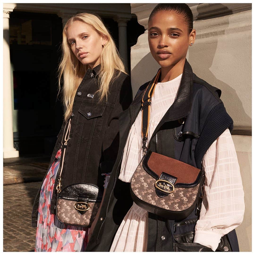 コーチさんのインスタグラム写真 - (コーチInstagram)「Who's the horse to your carriage? Tag your bestie and then tell us which Kat bag—Crossbody or Saddle—is yours and which is theirs. #CoachNY」1月13日 21時08分 - coach