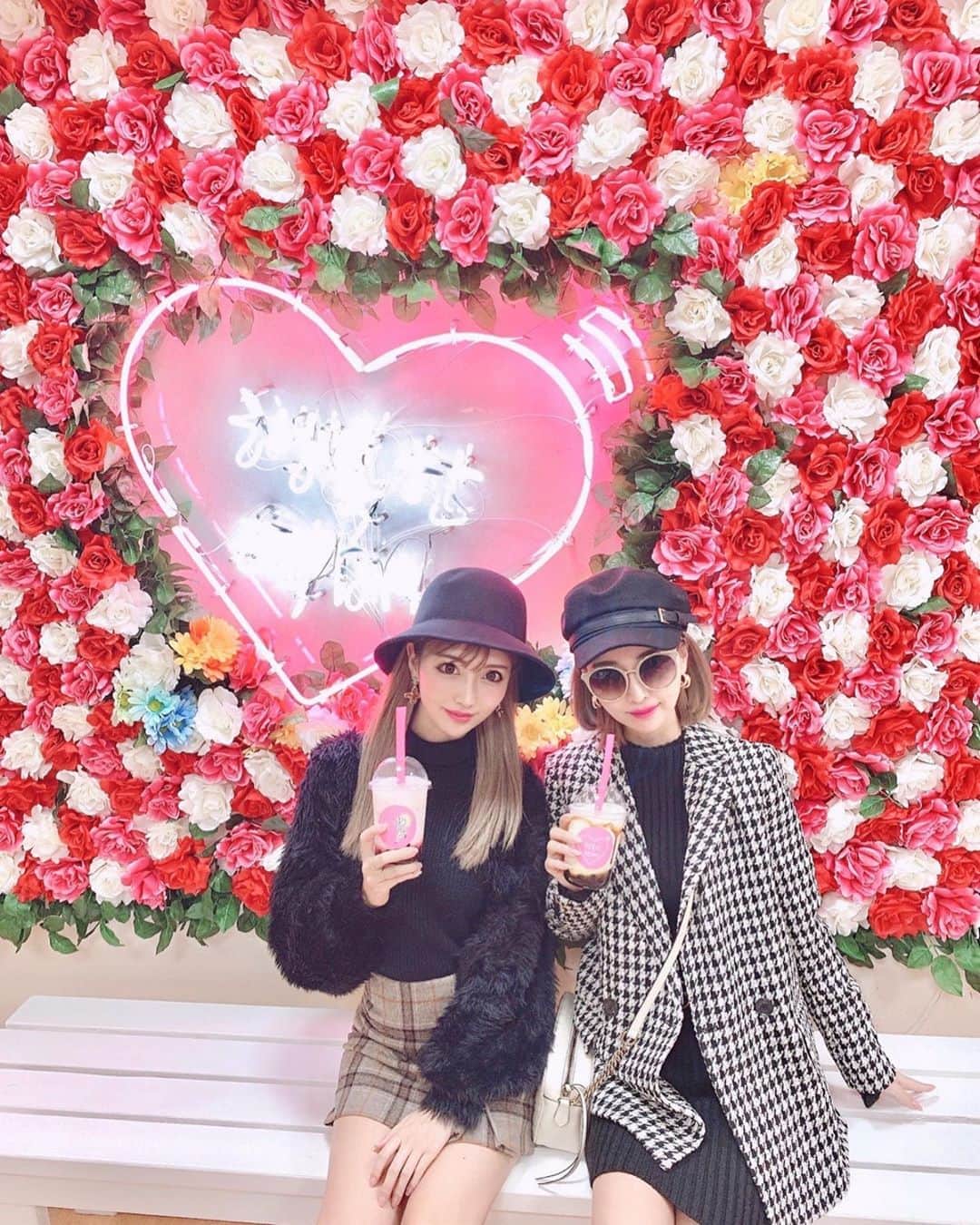 のインスタグラム：「こんばんは🥺💕 . 今日は中野ブロードウェイの 🌟ヘンボッハンテッペ🌟 @henbbohan_teppe_nakano の タピオカを飲みに行きました🌈💗 . 韓国🇰🇷のタピオカ屋さんが日本に上陸したのだ🐭🙌🏻💕 めっちゃインスタ映え空間🙆‍♀️‼️ タピオカもモチモチで美味しかった😋 私はいちごタピオカ🍓にしたよ❤️ . #タピオカ #タピオカ好き #中野ブロードウェイ #ヘンボッハンテッペ #ヘンボッハンテッペ中野」