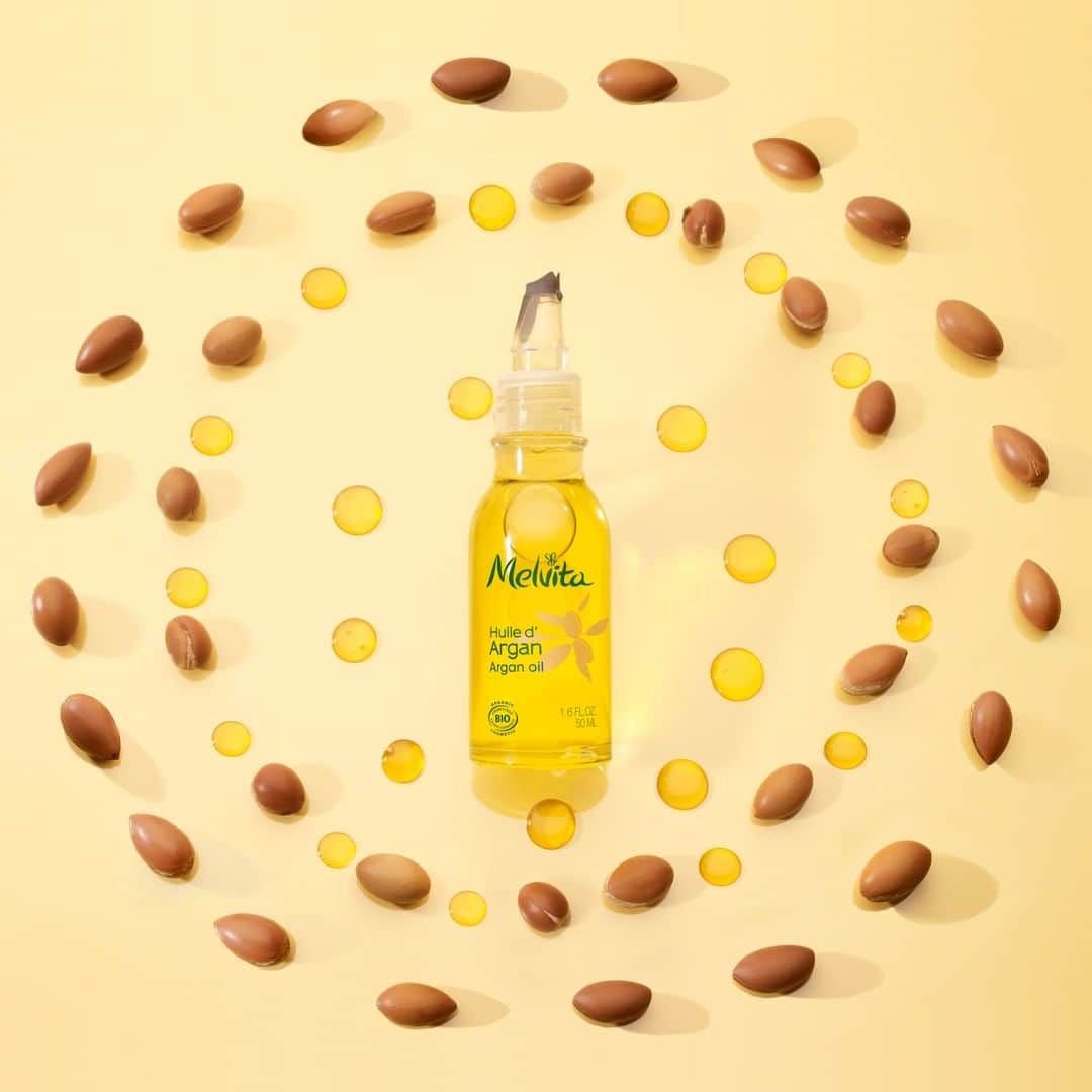 Melvita Officialのインスタグラム：「On décortique pour vous l’étiquette de notre huile d’argan bio : 🌿 ARGANIA SPINOSA KERNEL OIL (99,9%) :  C’est elle l’huile d’argan pure 100% naturelle et 100% biologique. Elle est obtenue par pression à froid et ne possède ni additif, ni solvant chimique, ni colorant artificiel, ni parfum. 🌻 TOCOPHEROL (0,05%): c’est un antioxydant naturel issu de l’huile de tournesol et connu sous le nom de vitamine E. Il permet de protéger l’huile d’argan de l’oxydation et du rancissement. 🌱GLYCINE SOJA (SOYBEAN) OIL (0,05%) : cette huile de soja agrééé Ecocert permet d’intégrer le tocophérol dans notre huile.  Et voilà, vous savez tout !  #melvita #argan #huilesvegetales #biologique #fairtrade #commerceequitable #cleanbeauty」