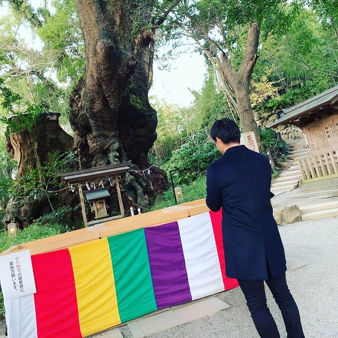 鈴木将平さんのインスタグラム写真 - (鈴木将平Instagram)「今日は自主トレオフ日だったので 新年らしく来宮神社にお参りしてきました🙇‍♂️ パワースポットと言われている天然記念物の御神木にお祈りしてきました！ 力を蓄えてまた明日から頑張ります👍 #下田自主トレ#熱海#来宮神社#パワー💪」1月13日 21時01分 - shohei_s46