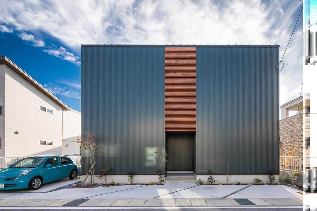 ルポハウス一級建築士事務所さんのインスタグラム写真 - (ルポハウス一級建築士事務所Instagram)「・ ・ ・ 対称性のあるボックスに、木製格子のあたたかみが加わったシルエット。 ・ シンプルだからこそ、モスグリーンのガルバリウムが空に映えます。 ・ ・ ・ 𓐌𓐌𓐌𓐌𓐌𓐌𓐌𓐌𓐌𓐌𓐌𓐌𓐌𓐌𓐌𓐌𓐌𓐌  ルポハウスの施工事例はこちらまで☞ @reposhouse  𓐌𓐌𓐌𓐌𓐌𓐌𓐌𓐌𓐌𓐌𓐌𓐌𓐌𓐌𓐌𓐌𓐌𓐌 #ルポハウス は#ちょっとかっこいい家 を"友人のために" という思いでつくっています。 一生に一度の#マイホーム。 「あなたにしかできない」×「ルポハウスだからできる」で、 私たちだけの#家づくり を思いっきり楽しんでみませんか？！ ・ ・ ・ #住宅 #注文住宅 #新築一戸建て #デザイナーズ住宅  #一級建築士事務所 #設計事務所  #滋賀県大津市 #滋賀県草津市 #滋賀県栗東市 #滋賀県甲賀市 #滋賀県近江八幡市 #外観デザイン #外観イメージ #モスグリーンガルバ #木製格子 #外観シンプル」1月13日 21時02分 - reposhouse