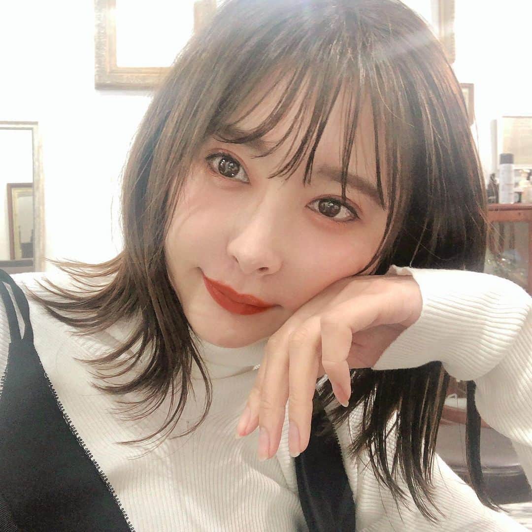 のインスタグラム：「・ 髪の色も落ち着き☺️ ファッションも春にシフトしつつあるねっ🌸 ・ ・ ・ 春物一番好きかも💕 ・ ・ ・ 最近欲しいもの出てきちゃったよ🙈 ・ ・ ・  #ヘアカラー#ヘアーカラー #ヘアカラートレンド #ヘアカラーアッシュ #ヘアカラーチェンジ#ヘアカラーベージュ #ヘアカラーアッシュブラウン #ヘアカラーライトベージュ #巻き髪アレンジ#ボブアレンジ#ボブヘア#ボブヘアー#ボブヘアアレンジ #前下がりボブ #韓国人風ヘアー #ショートボブ #暗髪 #髪型 #发型 #髮型 #空氣感 #髮型屋 #髮型設計 #護髮 #染髮 #短髮 #日系髮型」