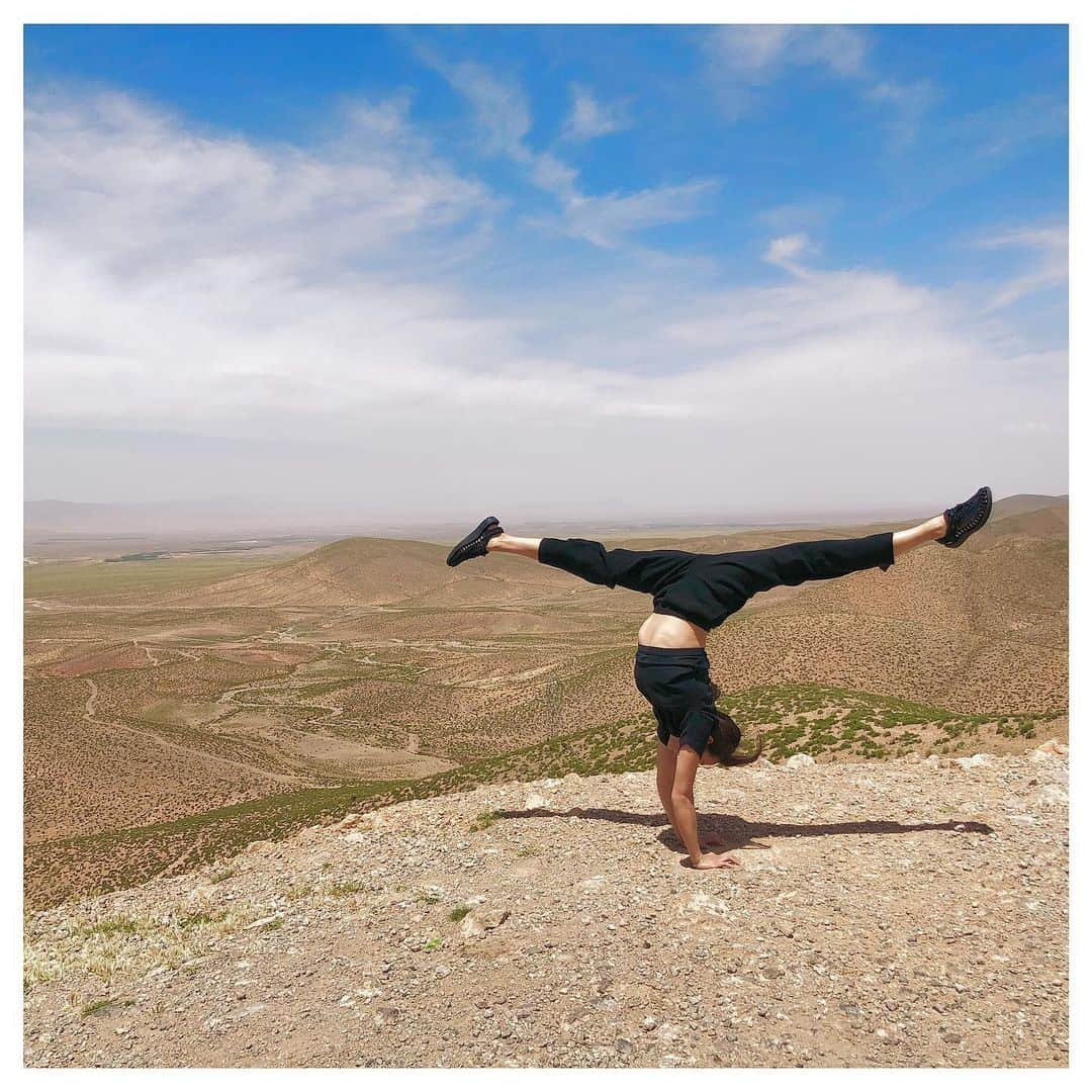 岡部紗季子さんのインスタグラム写真 - (岡部紗季子Instagram)「“ African continent #gymnastics #handstand #handstandsplit #yoga #movement #nature #africa #morocco #体操 #モロッコ  #倒立 #倒立女子 #🤸🏽‍♀️ #🇲🇦 . . . #逆立ち女子 この広大な景色も6時間車の中から見てたら目が慣れるという贅沢すぎる時間。笑笑 モロッコ周遊は体力勝負💪🏽💪🏽💪🏽」1月13日 21時03分 - sakiko_okabe516