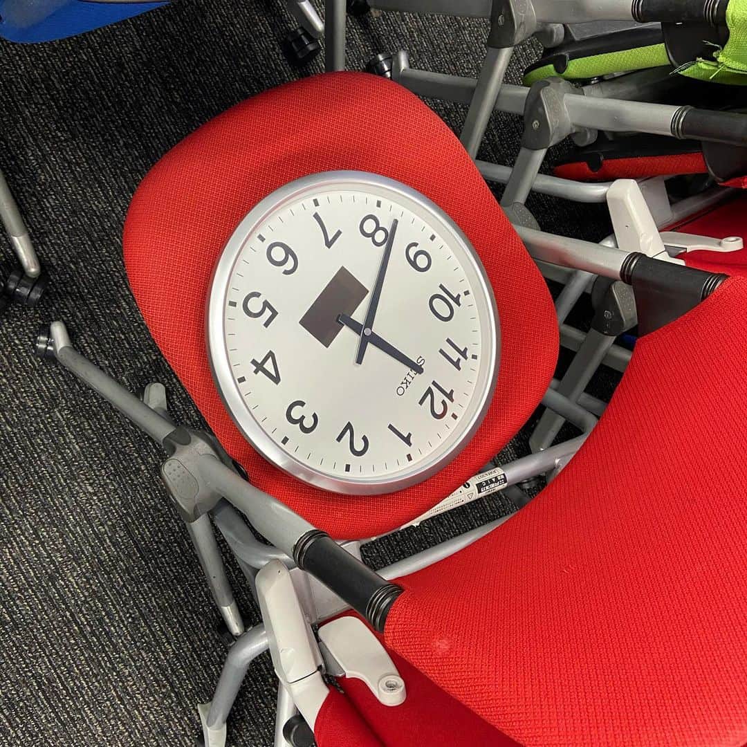 にしおかすみこさんのインスタグラム写真 - (にしおかすみこInstagram)「#掛時計 私が座っている椅子。 ちょこっと仕事して戻ると、外した掛時計が置いてある。 横へ移動させ、定位置に座る。再びちょこっと仕事して戻る。掛時計が椅子に。。。繰り返す。。なぜだ。 #スタッフさん#気づいていない ははーん、あいつか犯人は。 動画で撮る😏 先を読みながら仕事する、出来るADさん(^^) #一生懸命 そもそも、ごちゃごちゃしたとこに座っている私がいけないんだけど🤣 #告知#明日#1月14日火曜#テレ東#なないろ日和#朝9時26分から生放送#若見え特集#観てください」1月13日 21時04分 - nishioka_sumiko