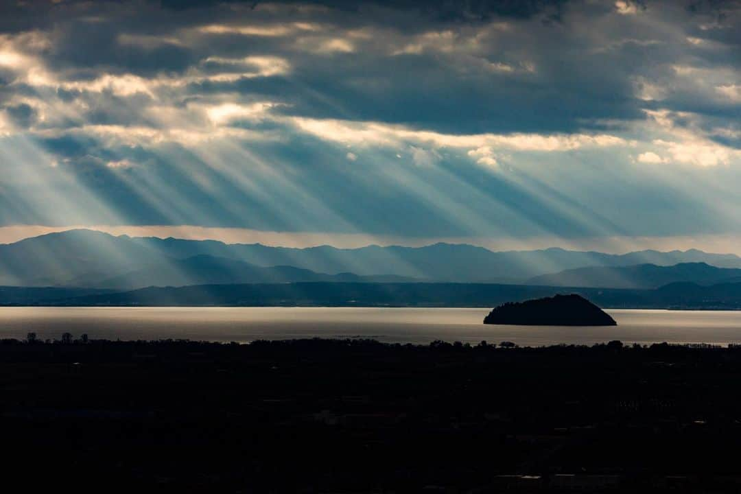 滋賀県長浜市さんのインスタグラム写真 - (滋賀県長浜市Instagram)「びわ湖に浮かぶ竹生島が光のカーテンに包まれていました✨  date 2020.1.13 location 小谷山  #長浜ちょぴっく #みんなのちょぴっく #60sistercityaan #しがとこ #滋賀写真部 #hellojapansea #長浜 #滋賀 #shiga #japan #竹生島 #天使の梯子 #小谷山 #小谷城 #nagahama #naturephotography #landscape #広報ながはま #浅井長政 #戦国 #歴史 #国指定史跡 #goandcapturethelight #東京カメラ部 #tokyocameraclub」1月13日 21時04分 - nagahama_city