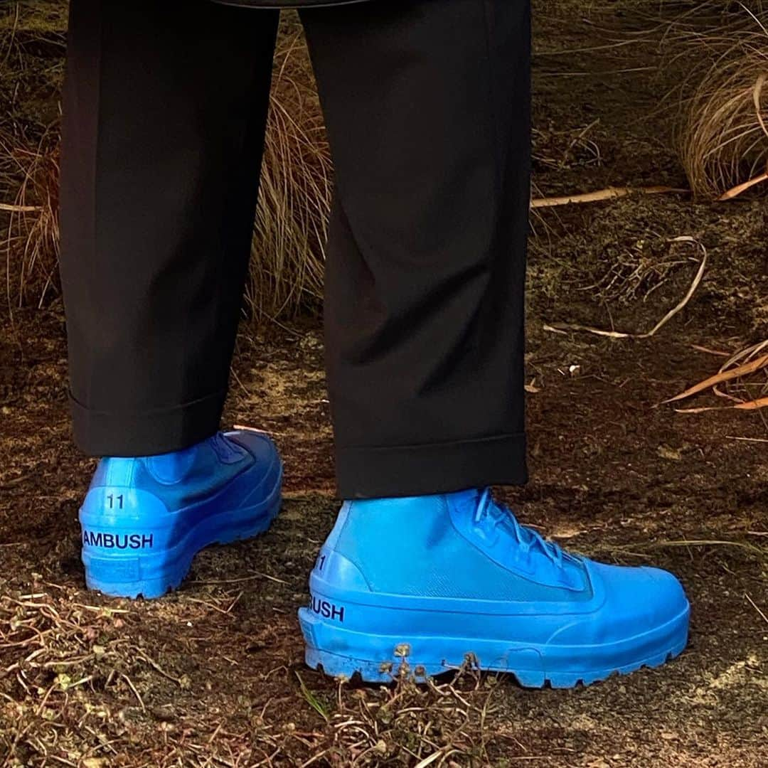 YOONさんのインスタグラム写真 - (YOONInstagram)「FEELING BLUE from @ambush_official AW20 VISUALS SHOOT DAY 1 . AMBUSH®︎ x @converse DUCKBOOTS for AW2020. Coming in later in the fall. . #AMBUSH #converse #pfw #AW20」1月13日 21時04分 - yoon_ambush