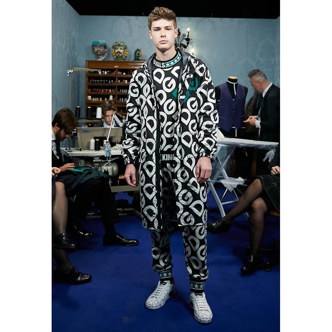 ドルチェ&ガッバーナさんのインスタグラム写真 - (ドルチェ&ガッバーナInstagram)「Fashion, to the beat of TikTok. Loren Gray, Blake Gray, Lorenzo Ostuni, Nick Uhas are on @tiktok and Dolce&Gabbana is coming to it soon. Here they attend the Dolce&Gabbana Men's Fall Winter 2020/21 Fashion Show where Artistic Craftsmanship is passed down from generation to generation.  #DGMestieriDArte #DGArtisticCraftsmanship #DGMenFW21 #DolceGabbana #DGFattoAMano #DGTikTok #DGFamily #DGEyewear」1月13日 21時05分 - dolcegabbana