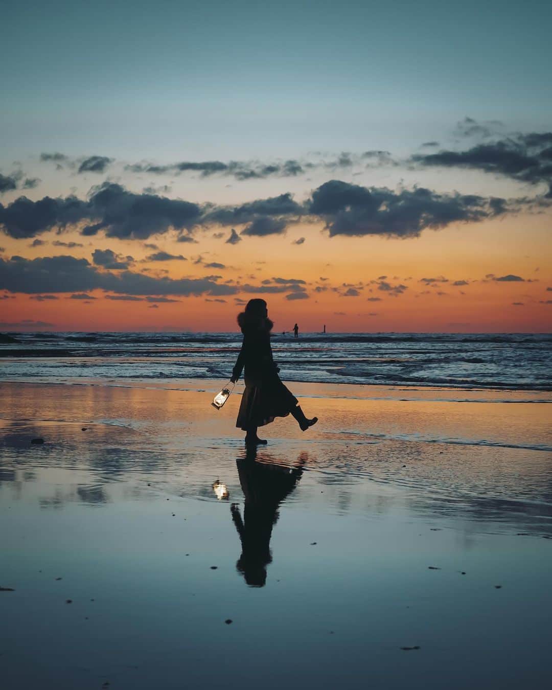 wacameraのインスタグラム：「I captured today's sunset. It was amazing... 和歌山まで夕日狩りに。ここしばらく海で撮りたいなぁと思っていた願いが叶って最高なロケーション。たくさんのカメラマンがいてました(*ˊᵕˋ*) . .使用したのはSONY 24-105mm F4 + NiSi角型フィルターハーフND」
