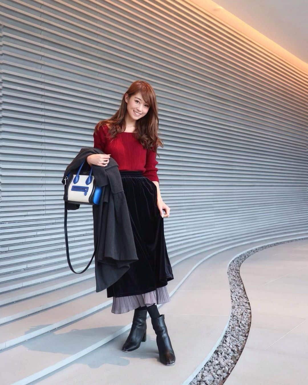 のインスタグラム：「ドレスコードが赤のイベントに参加してきました✨ イベントの様子はまたアップします🤗 . 赤のニットに合わせた @updeco_official  のレイヤード風のベロアのスカートはウエストがゴムで楽チンなのに可愛くて使える😊💕 . . #updeco  #skirt #coordinate #fashion #instafashion #ベロア #ベロアスカート」