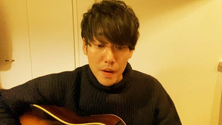 HIROYUKIのインスタグラム：「玉置浩二さんのメロディーをカバーしました🎙✨最後までupできませんでしたが、、、😭ほんと名曲🥺  #玉置浩二　#メロディー　#弾き語り　#アコギ」