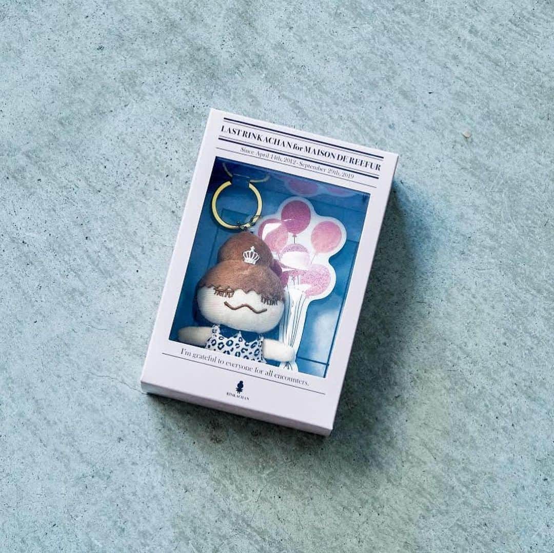 MAISON DE REEFURさんのインスタグラム写真 - (MAISON DE REEFURInstagram)「. 【merci RINKACHAN】 . MERCI=ありがとう、の言葉とともに。 . 7年間の感謝をこめて。 . 梨花自身をモデルにした、人気キャラクター。 2019年9月に営業を終了した、代官山本店のラストにちなんでお店の外観をリアルに表現しました。 7年間の思い出をコレクションに仲間入り。 . ◼️ merci RINKACHAN / @maisondereefur . 【展開店舗】 ルミネエスト新宿店・博多店・OFFICIAL WEB SHOP・ZOZOTOWN店 . #maisondereefur #reefur #sale #wintersale #winter #winterfashion #fashion # rinkachan #mercirinkachan #リンカチャン #セール #リーファー #メゾンドリーファー #mercisale #merci #7年間ありがとう」1月13日 21時14分 - maisondereefur