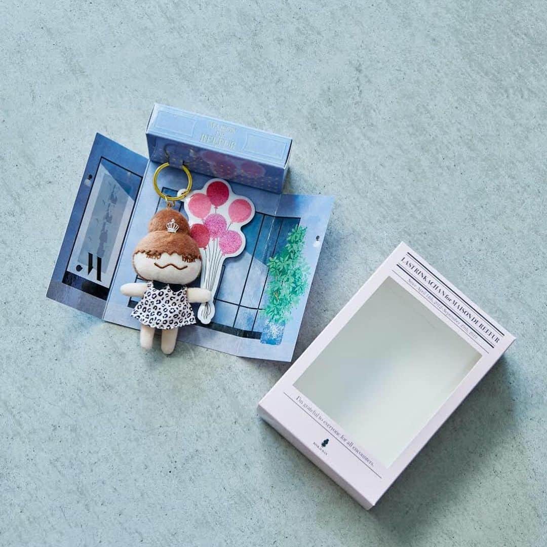 MAISON DE REEFURさんのインスタグラム写真 - (MAISON DE REEFURInstagram)「. 【merci RINKACHAN】 . MERCI=ありがとう、の言葉とともに。 . 7年間の感謝をこめて。 . 梨花自身をモデルにした、人気キャラクター。 2019年9月に営業を終了した、代官山本店のラストにちなんでお店の外観をリアルに表現しました。 7年間の思い出をコレクションに仲間入り。 . ◼️ merci RINKACHAN / @maisondereefur . 【展開店舗】 ルミネエスト新宿店・博多店・OFFICIAL WEB SHOP・ZOZOTOWN店 . #maisondereefur #reefur #sale #wintersale #winter #winterfashion #fashion # rinkachan #mercirinkachan #リンカチャン #セール #リーファー #メゾンドリーファー #mercisale #merci #7年間ありがとう」1月13日 21時14分 - maisondereefur