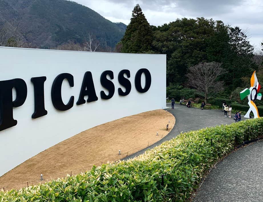 早坂香須子さんのインスタグラム写真 - (早坂香須子Instagram)「箱根へのドライブは、週末お借りしていたフェラーリ#gtc4lussot で。  #彫刻の森美術館 のなかでもお気に入りのピカソ館  コーヒーがとっても美味しい　#CafeRyusenkei  で、ご褒美みたいな #富士山 どーん。  箱根旅のミッションコンプリート感、はんぱない。  新年から素晴らしい体験をありがとうございました🙏🏻✨✨✨ @ferrarijpn  #driveferrari  #ferrari  #ferrarigtc4lussot  #荷物がたくさん積めるスポーツカー #まだまだ積める #箱根 #ドライブ #フェラーリ」1月13日 21時24分 - kazukovalentine