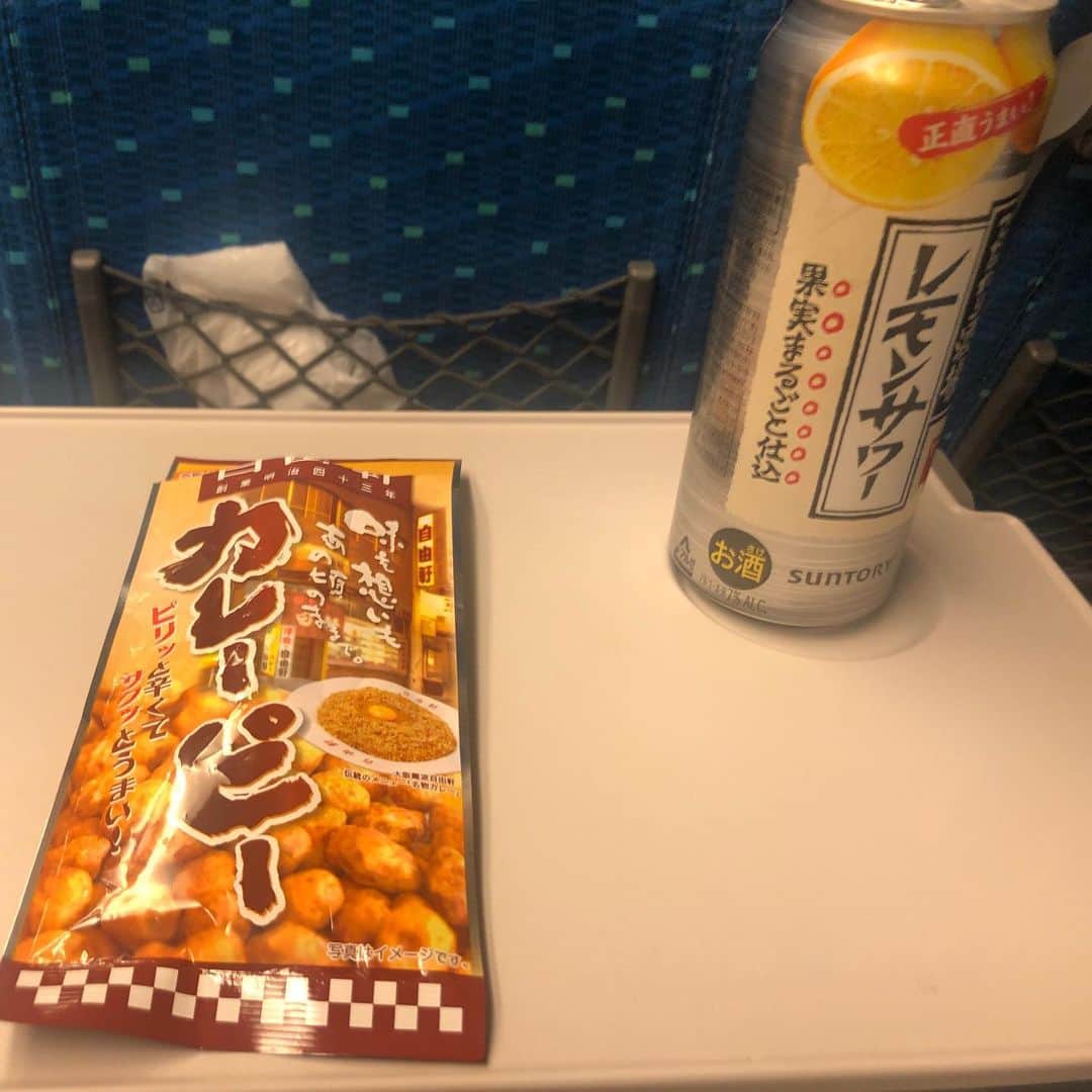 岡安章介さんのインスタグラム写真 - (岡安章介Instagram)「大阪ビジネスパーク鉄道博終わりましたぁー。はぁー楽しかったぁー。 ただ 帰りの新幹線でたこ焼き食べたかったなぁー。やっぱダメなのかなー。そのかわり、自由軒カレーピーがお酒のお供に！こちらもうまいいー！^_^」1月13日 21時25分 - naname45okayasuakiyoshi