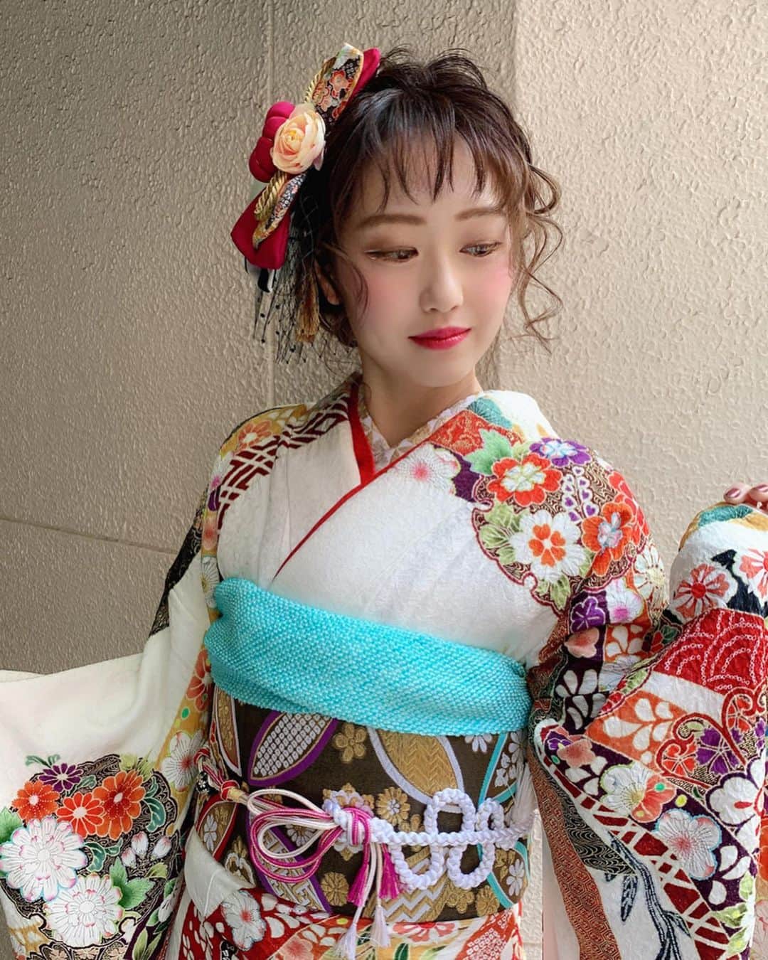 RabichePowのインスタグラム：「本年も変わらずたくさん新成人の皆様に ご来店頂き誠にありがとうございました❣️ . つつがなく成人の日を迎えられました事を 心よりお祝い申し上げます。 . 日頃からラビッシュポーにご来店下さるお客様 去年、一昨年から成人の日を楽しみにご予約を頂いてたお客様 大切な日に選んで頂けた喜びはとても大きく✨ その責任で毎年、良い意味で気が引き締まります。☺️ . さらに初めて主催したブライダルショーに出演頂いたモデルさん お世話になっているサロモさんなど 今年は知り合いの方も多く、また思い出となり 一大イベントが終わったようにほっとしております😊 . 私も歳をとったのか、、、 華やかな振袖姿でお仕度されるお嬢様の 大人っぽく綺麗なお姿はとても逞しいですが その反面、早朝からご両親の送迎やお荷物の手配など 親御様に付き添われる姿はまだまだあどけなく 親御様の、お子様へ当たり前に出来る愛情はとても深いなと😌✨ いつまで経っても親子という関係は変わらないんだなとほっこり♡ . こういう時ほど普段当たり前のように思う事が 有り難みを感じる機会になったのでは無いでしょうか😊 . なによりも、ご両親様のお慶びもひとしおかと存じます。 若い皆様の今後の活躍をお祈りしながら ラビッシュポーもまた来年も、再来年も、という気持ちで 頑張って行きたいなと思った一日でした❤️ . スタッフのみんなも朝早くからお疲れ様でした！ . 明日も来てくれるスタッフは朝8時半から😂💕 明後日もだけど、海外に発信する重要なお仕事！ . 今日の仕事を自信に❣️ 明日からも頑張ろう😁🔥 . お写真は唯一撮影できたれなさん❤️ いつもありがとうございます😊 @rechan__cuuuu  着付け @rabichepow.take . #ラビッシュポー#成人式#卒業式ヘア#振袖#着物レンタル#ヘアセット」