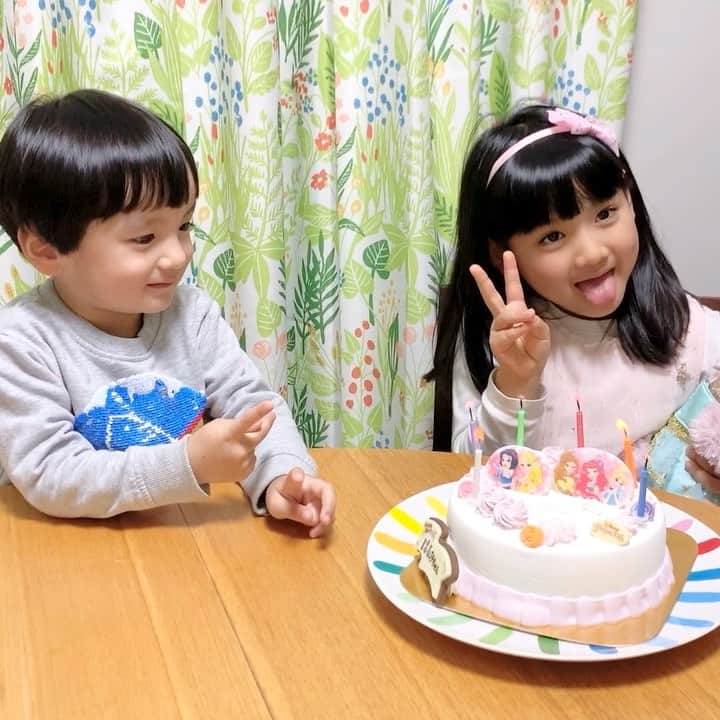永井聖一のインスタグラム：「㊗️はるみさん6才🎂 #強い姉 #ローソクもっかい付けんのかい」