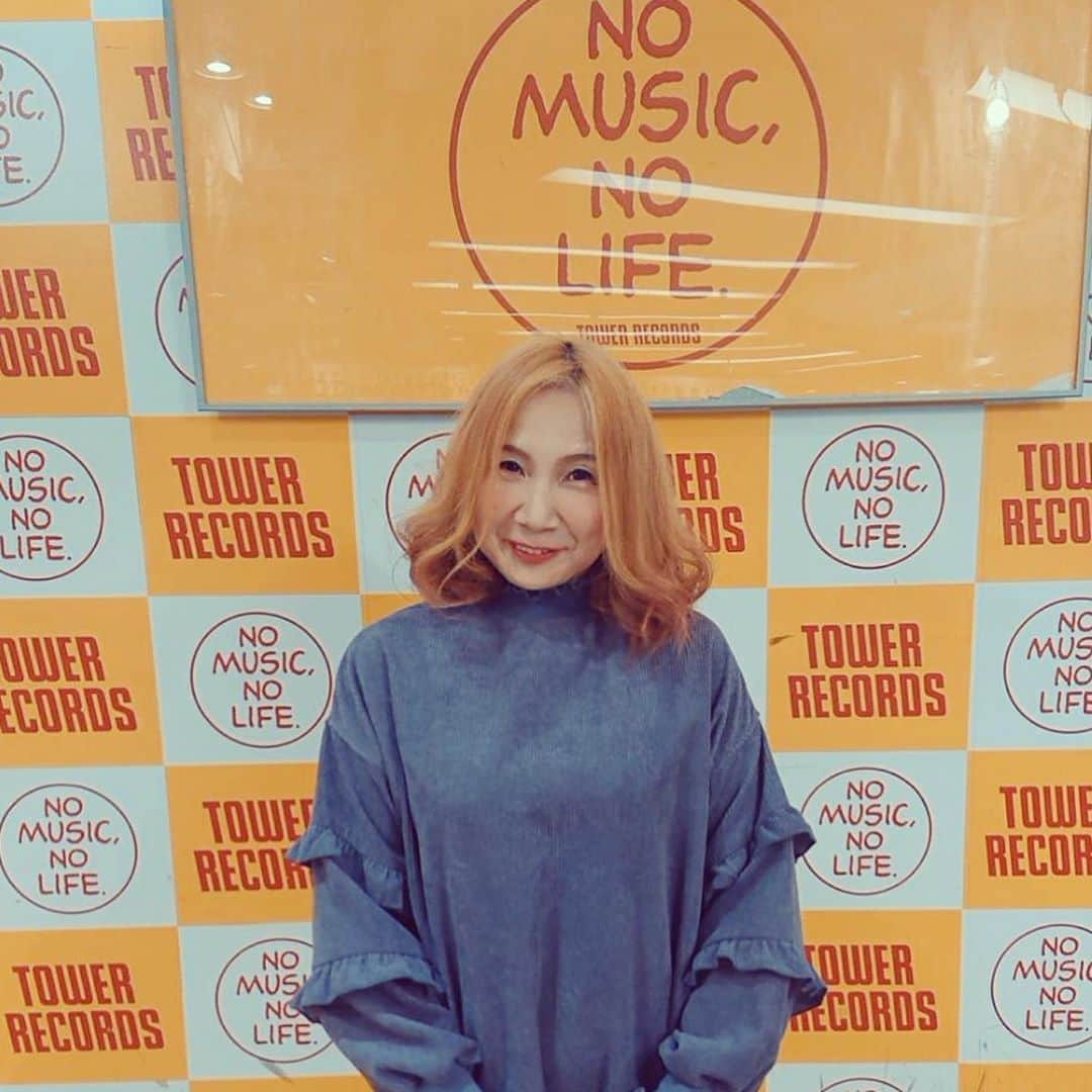新居昭乃のインスタグラム：「タワーレコード新宿でのインストアライブに足を運んでくださった皆さん、勇気を出して貴重なお時間を割いてサイン会に参加してくださった皆さん、どうもありがとうございました！  キャプションも書きましたのでよかったらまた見つけてみてくださいね！  きょうは手編みの靴下履いて行きましたが気づいたかたが１名いらっしゃいました！  それから、Codex Barbèsの太鼓のうめちゃんがサイン会にも並んでくれました笑！皆さんの前に出て行ってわりとすぐ、うめちゃんの顔が目に入ったときは動揺したー💦💦」