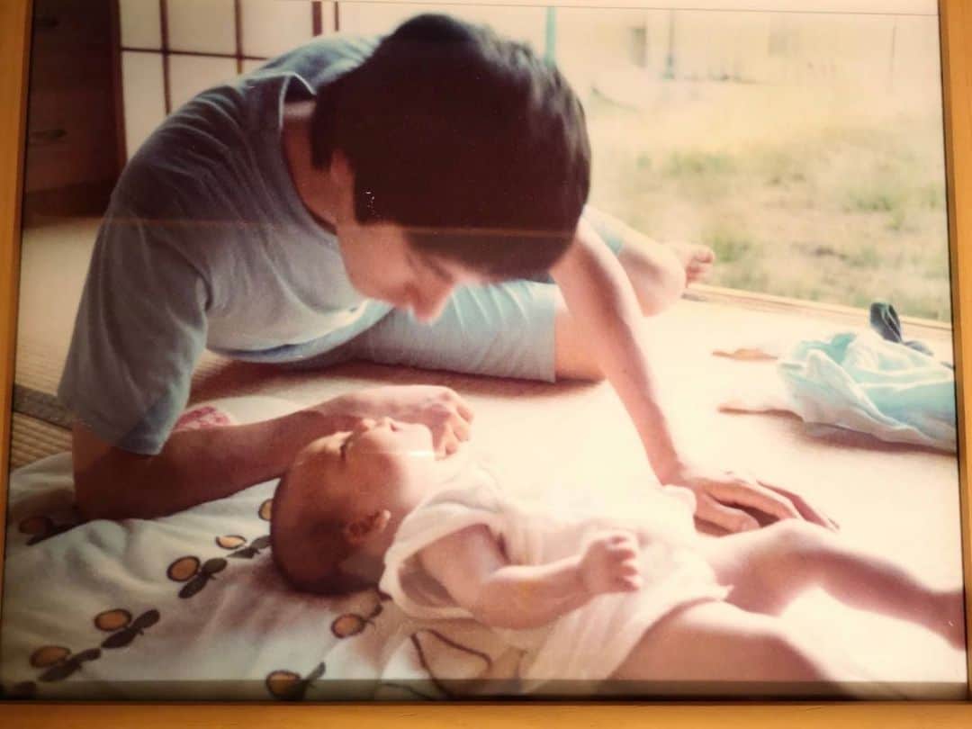 松本英子のインスタグラム：「今日は、父の誕生日💐  一人娘でずーっとパパっ子だったので、自他共に認めるファザコンですww  今も大好き💓  そして、この写真もすごく好きで実家から送ってもらいました📷 『これ撮ったの、あたしなんだけど〜』と、母より😝  お父さん、お誕生日おめでとう🎂 お酒はほどほどに🙏  #father #birthday #love #photo by sachiko」
