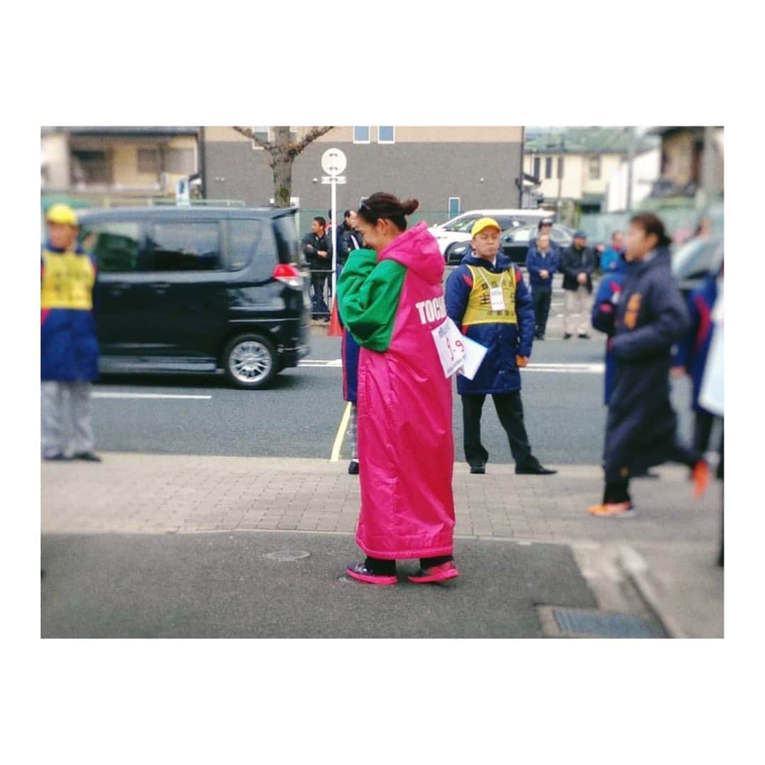 のインスタグラム：「都道府県対抗女子駅伝🎽 栃木チームの応援、ありがとうございました！🍓 総合37位と順位評価するとまだまだですが、昨年、一昨年と40番台が続き、また実業団チームがなく若い子達でのチーム編成で今大会は30番台に乗ること。一つ一つ、毎年毎年少しずつでも上がることを目標にチーム一丸で頑張りました。 今回はスタッフの先生方の配慮により、食事も移動も社会人中高大生ごちゃ混ぜで過ごすことによって普通なら話の伝達が一般→高校生→中学生と分かれていたり、中高生が簡単に答えられる質問でのやりとりだったものが変わってみんなの考えが聞けて本当に良かった☺️✨ 学生は毎年進級してしまうし、それぞれの事情があって100%同じメンツで揃うのは難しいけれど、楽しかった、また行きたい！って思ってもらえるように私も頑張る🏃‍♀️✨楽しくて結果も出たら最高だもんね👍✨ そして今回はレース後ミーティングで涙してしまった😭笑 アップ中、諦めずに少しずつ上げていく前の区間の子達をテレビで見たこと、それに応えられなかった自分の不甲斐なさにも、どんな時でも温かくアドバイスをくださる先生方にも。本当にいいチームです栃木🍓✨ 歳とると涙腺がね。笑笑 その後は夕飯も盛り上がり、朝の清水寺往復jogの集団走もみんなと楽しく走らせていただきました☺️✨ 本当にありがとうございました🙇‍♀️！また東、都道府県で🙋‍♀️！ #japan #marathon #runner #マラソン #マラソン女子 #ランニング #ランニング女子 #都道府県対抗女子駅伝 #栃木チーム」