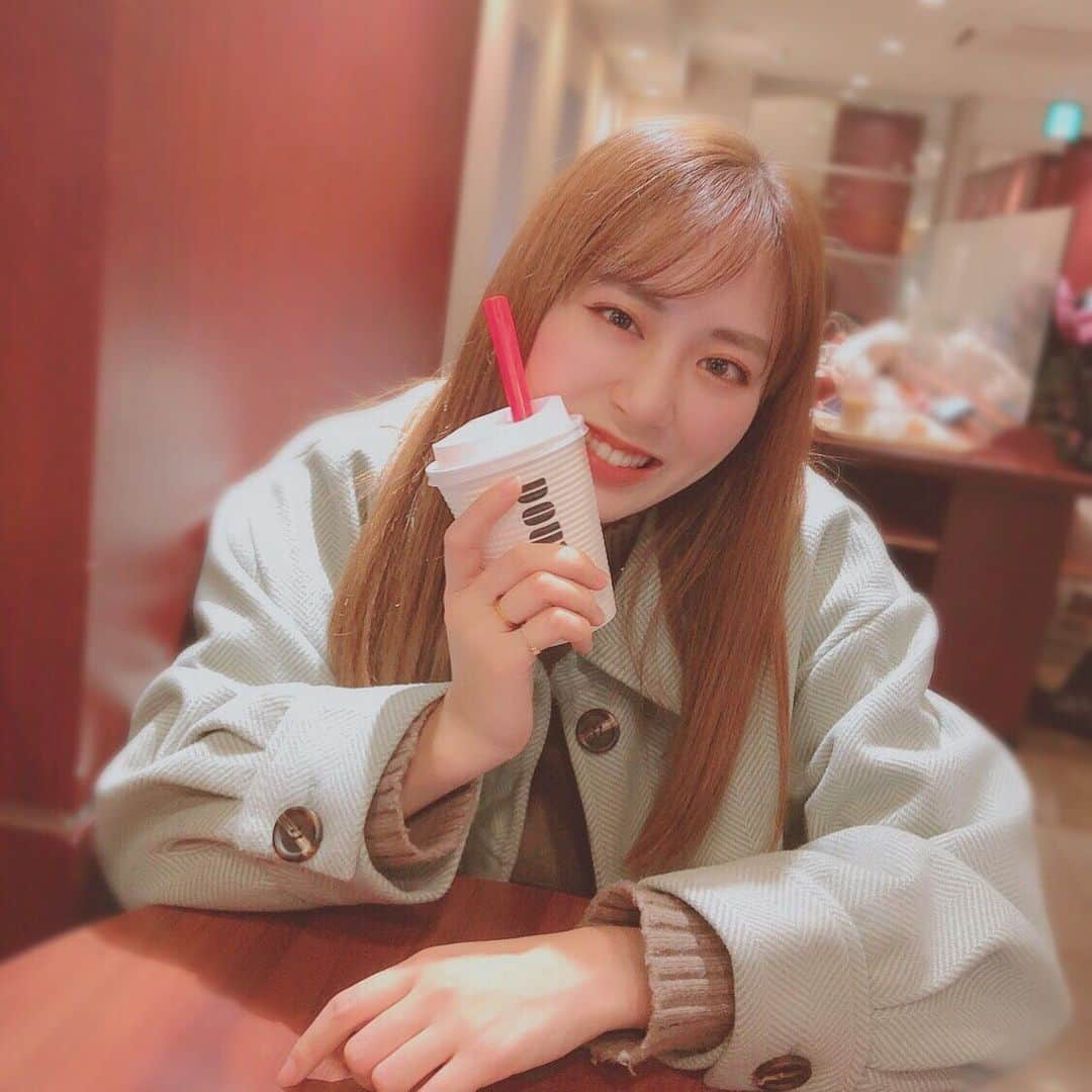 坂口理子さんのインスタグラム写真 - (坂口理子Instagram)「舞が撮ってくれました☕️ . 最近グリーンのお洋服にハマっています🍃 ミントグリーンかな ライトグリーンかな 髪の毛がお店の照明でかなり 明るく見えちゃっています...(°_°) #cpoジャケット #ライトグリーン #ミントグリーン #mystic  #ドトール #ドトールアイドル」1月13日 21時34分 - ricopi__hkt48