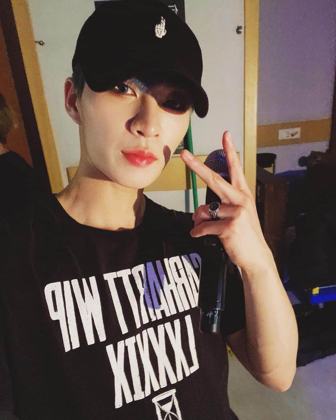 ピョン・ヒョンミンのインスタグラム：「みなさん！今日、東京での最後のコンサートも来てくださってありがとうございました。おかげで、しあわせな時間をすごせました。これからも僕たちずっといっしょです!😘」