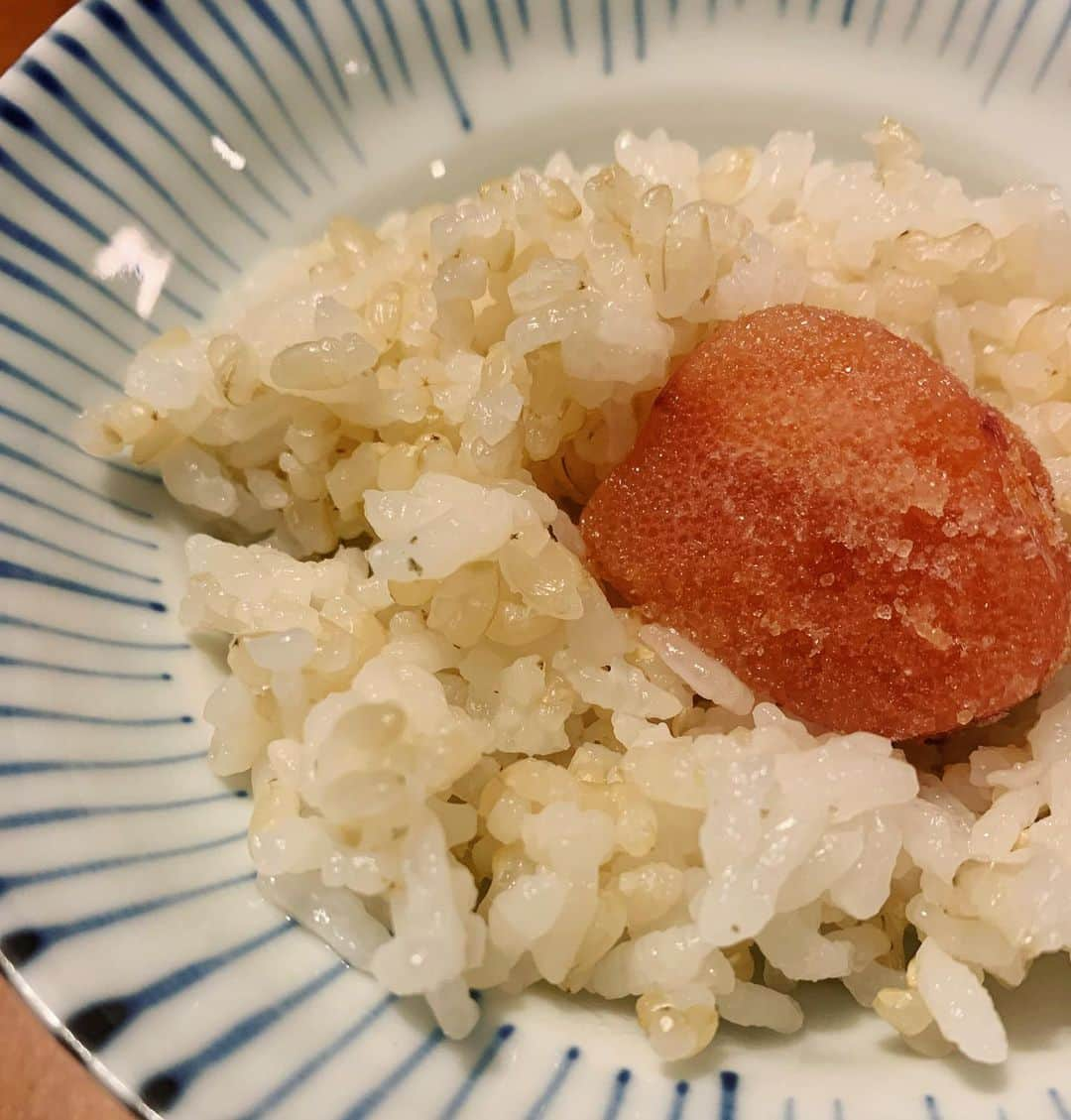 鈴木六夏さんのインスタグラム写真 - (鈴木六夏Instagram)「食べても食べてもお鍋は美味しい！  頂き物の明太子で ご飯が100倍幸せ😆  冷凍のまま小さく切って あつあつのご飯の上で溶かすのが好きです♡ #おうちごはん」1月13日 21時27分 - rikuka.62