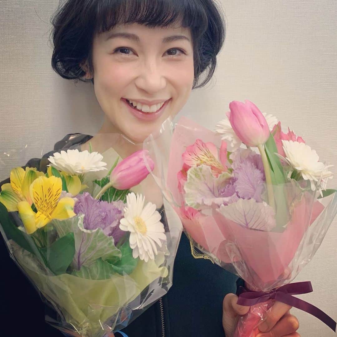 大月さゆのインスタグラム：「#シャボン玉とんだ宇宙までとんだ  原作者　筒井広志さんのご遺族の方が、キャスト一人一人に花束をくださいました💐 #アルファケンタウリからの客 原作もとても面白い！！ この舞台、そしてこの小説と出会えて嬉しいです😊  原作に出てくる寺尾は、きっとあの劇団のあの方かしら、、、😳と、勝手に想像しています❣️ #今日もあたたかい拍手と笑いと涙を有難うございました  #開演前に撮りました #なぜこの髪型なのかは #遊園地を見た人にしかわからない　🎢」