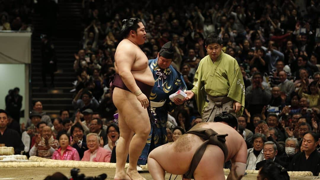 日本相撲協会さんのインスタグラム写真 - (日本相撲協会Instagram)「大相撲一月場所、2日目。﻿ 幕内後半の取組。 ﻿ ﻿ ＜二日目　この一番！＞﻿ 敢闘精神あふれる力士投票１位🥇は遠藤﻿ ﻿ 遠藤－白鵬﻿ ﻿ @sumokyokai #大相撲 #sumo #相撲  #初場所 #力士 #お相撲さん #国技館 #一月場所 #遠藤 #白鵬 #鶴竜 #貴景勝 #豪栄道 #朝乃山 #高安 #大栄翔 #炎鵬 #阿炎 #取組」1月13日 21時28分 - sumokyokai