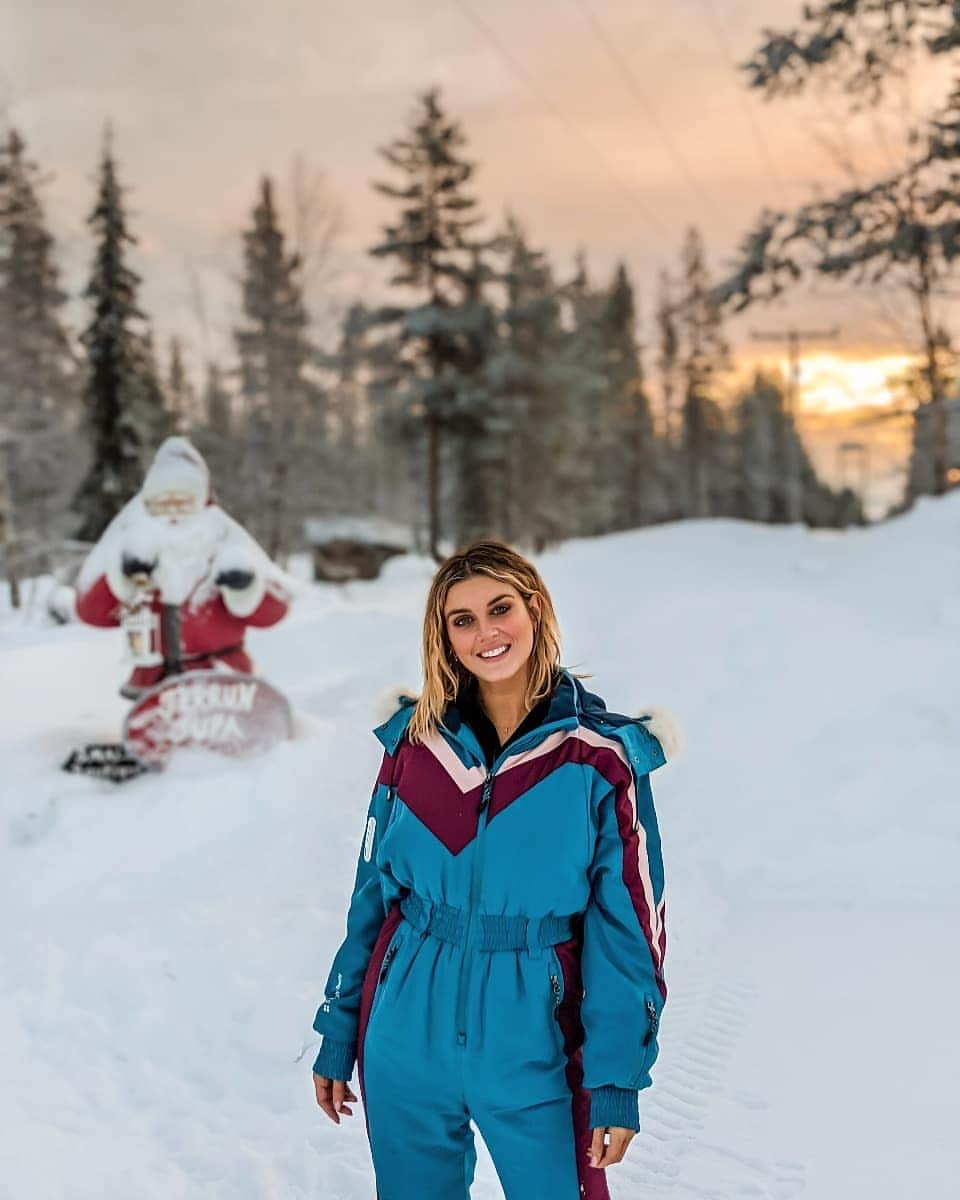 Ashley Jamesさんのインスタグラム写真 - (Ashley JamesInstagram)「I found Santa under the midday light in Finland! 🇫🇮 Can't believe how cool this retro ski suit is from @sweatybetty (I just borrowed it for the weekend). It was my first time wearing a skisuit, and I still don't quite understand why we can't get away with wearing these in England over winter? It would make my morning dog walks way more comfortable. ❄️❤️ #findland #levi」1月13日 21時28分 - ashleylouisejames