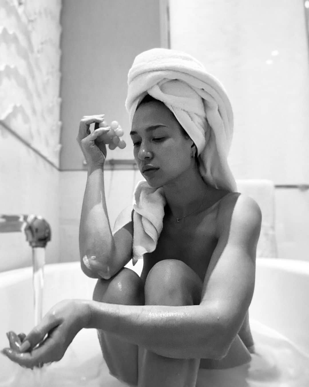 Livさんのインスタグラム写真 - (LivInstagram)「New #healthylifestyle blog up now:) Sacred self-care 💫✨ Try this #waterblessing at your next shower or bath: Dear Sacred Waters, thank you for cleansing, cleaning, and purifying me from any energies that are not aligned with my highest good, so I may start my day fresh and clear. Thank you for filling me with golden liquid light 🌟✨ @chloeisidora #sacredselfcare」1月13日 21時40分 - livlogolding