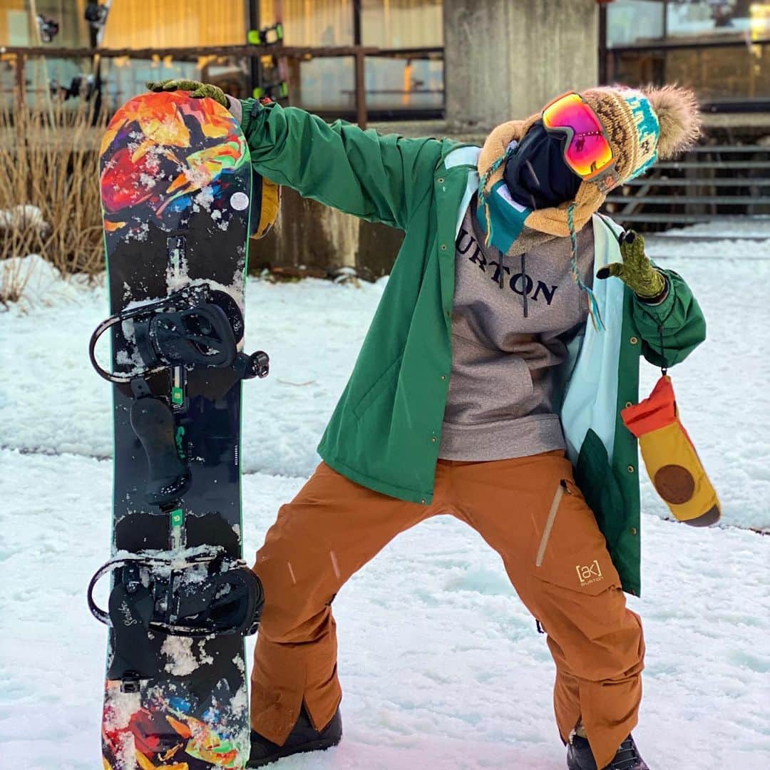 ひなたのインスタグラム：「今年初スノボは白馬五竜へ行ってきました♡ やっぱり好きやなぁ雪。 そいえば始めたのは小学2年の頃やから約15年のお付き合い。 今になって上手くなりたい欲が出てきてツアー参戦検討中。。♡ 被ってる帽子はひなが中学2年生の時におねだりしてままちゃんに買ってもらったやつなんやけど、何年みてもかわいい。 ここで言わせて。  まま、あの時『どーせすぐぺちゃんこになるやろそのモワモワ』って言ってたモワモワまだもふもふしてるよ♡  #snowboard #burton #smith」