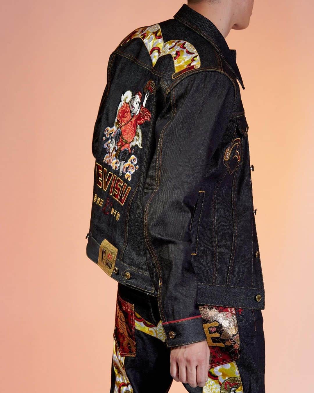 エヴィスジーンズさんのインスタグラム写真 - (エヴィスジーンズInstagram)「Usher in the Year of the Rat with our Collectors’ Edition jeans and denim jacket. In a limited quantity of 500 sets, pre-order yours NOW.  #evisu #chinesenewyear #hny #cny #2020 #yearoftherat」1月13日 21時50分 - evisu1991
