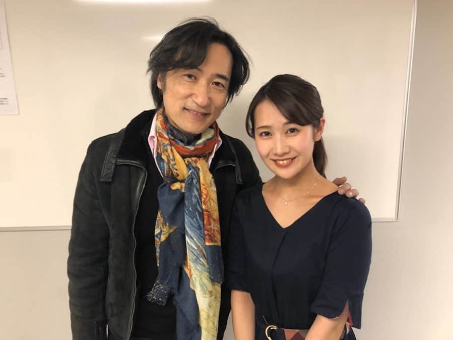のインスタグラム：「今日は成人の日。 新成人のみなさん、おめでとうございます。  私は今日「メ〜テレPremium Concert 2020」の司会でした🎤写真1枚目は雅楽演奏家の東儀秀樹さん。演奏されていた笙の音色があまりにも美しくて感動をお伝えしたところ、笙について詳しく教えてくださいました。笙には「天から差し込む光」という意味があるそうで、その言葉通り神秘的な音色でした。(神社で耳にしたことはありましたが、じっくり笙のメロディーを聴いたのは今日が初めてでした！)奈良時代に大陸から日本に伝わったとされていて、1400年近くたった今も殆ど形を変えずに日本で受け継がれているそうです。のちにヨーロッパに伝わった笙はパイプオルガンのルーツにもなったのだとか。  25歳、まだまだ知らないことが沢山あります。  新成人の皆さんも、人との出会いを大切にしてどんどん自分の世界を広げて行ってくださいね😌 私も頑張ります！  そして、飲み過ぎには気をつけて！ね😁 . . . #東儀秀樹 さん #雅楽 #笙 #角田鋼亮 さん #指揮者 #メーテレ #アナウンサー #島津咲苗 #成人の日 #おめでとうございます」