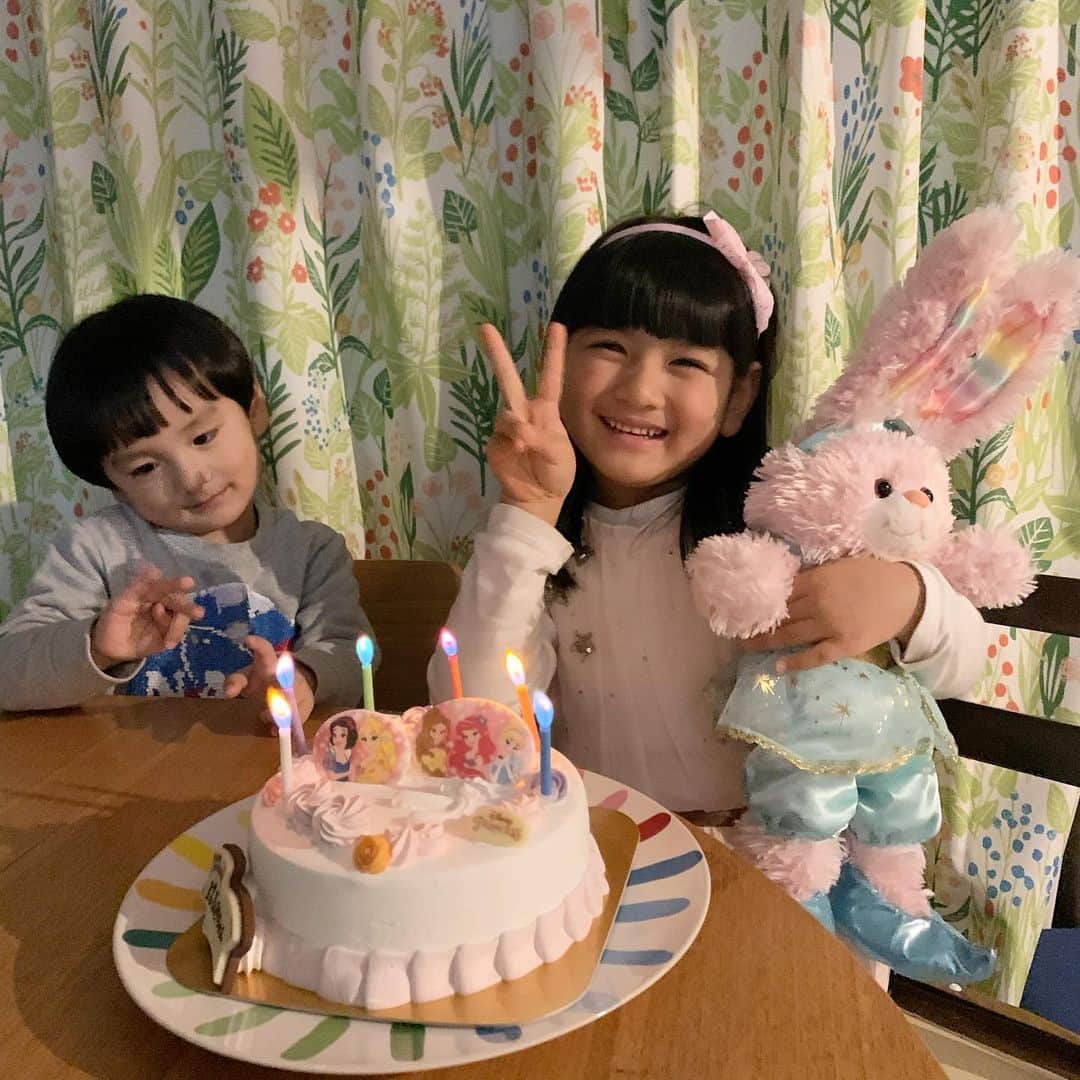 山口尚美のインスタグラム：「🎉ハッピーバースデーはるみ🎂🌈❣️ もう6歳…春には小学生とかびっくりだぜよ🙄 今日は道ゆく振袖のお姉さんを見て 「わたしがおとなになったらけいこうピンクのふりそでにする❣️👘💖」と宣言😰 ここまで来たら是非目に痛いくらいの晴れ姿を見せてほしいけど、確実にオーダーメイドやね…💸 元気爆発に育っててママは大変だけど楽しいぞ😂🎀👑✨ これからも更に健やかに、明るく面白く、優しい娘に育ってくださいね☺️💖🌈🕊」